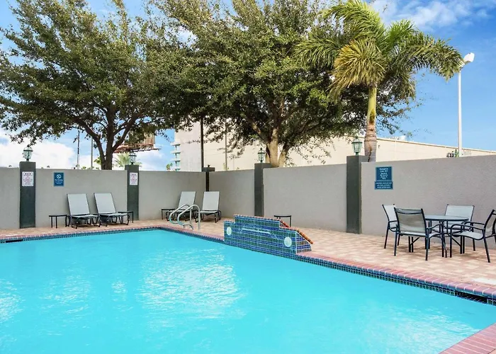 La Quinta Inn & Suites by Wyndham Mission at West McAllen